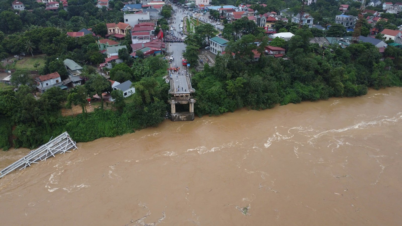 Người mẹ vội vã từ Đắk Nông ra Phú Thọ ngóng tin con gái trong vụ sập cầu Phong Châu - Ảnh 2.