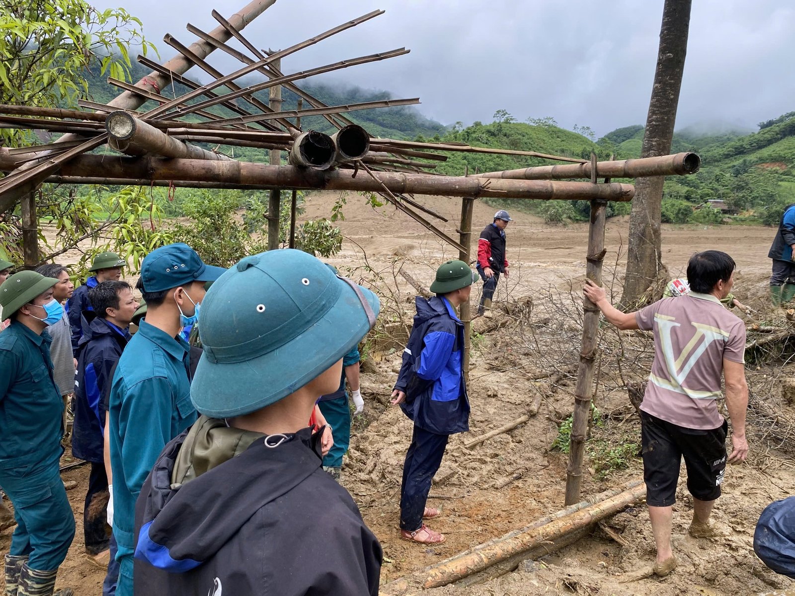 Sạt lở đất ở Bảo Yên (Lào Cai): Hơn 30 người mất tích, 10 người bị thương - Ảnh 3.