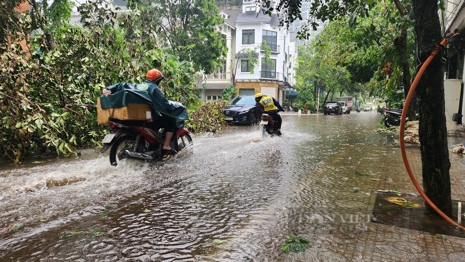 Hàng loạt biệt thự triệu đô lại ngập sau mưa, giá vẫn tăng chót vót - Ảnh 10.