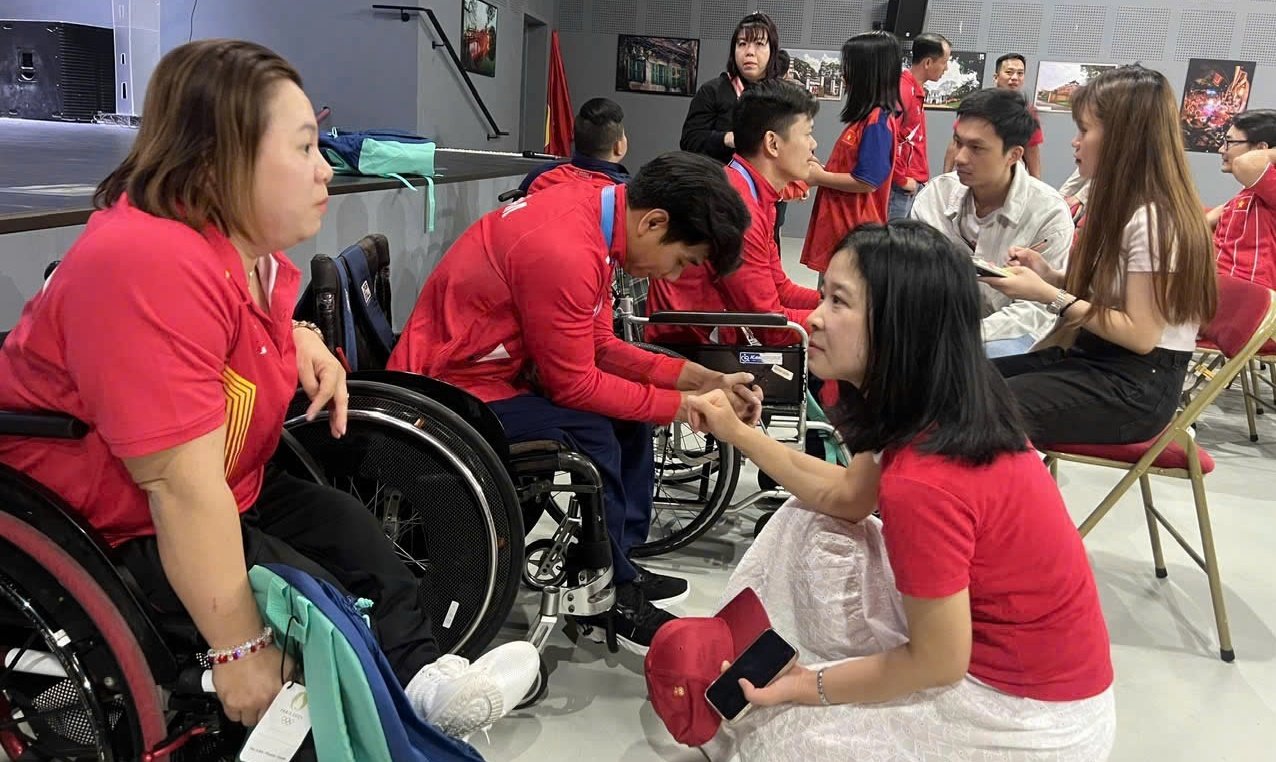 Kết thúc Paralympic Paris 2024, đoàn TTVN nhận quà đặc biệt từ kiều bào Pháp - Ảnh 3.