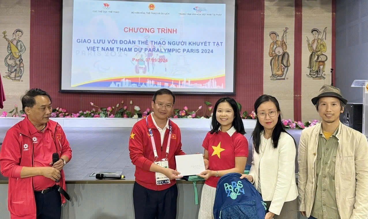 Kết thúc Paralympic Paris 2024, đoàn TTVN nhận quà đặc biệt từ kiều bào Pháp - Ảnh 2.