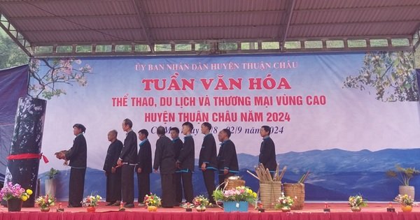 Đồng bào Mông ở vùng cao Sơn La phục dựng nghi lễ cúng “Cây thần thiêng”