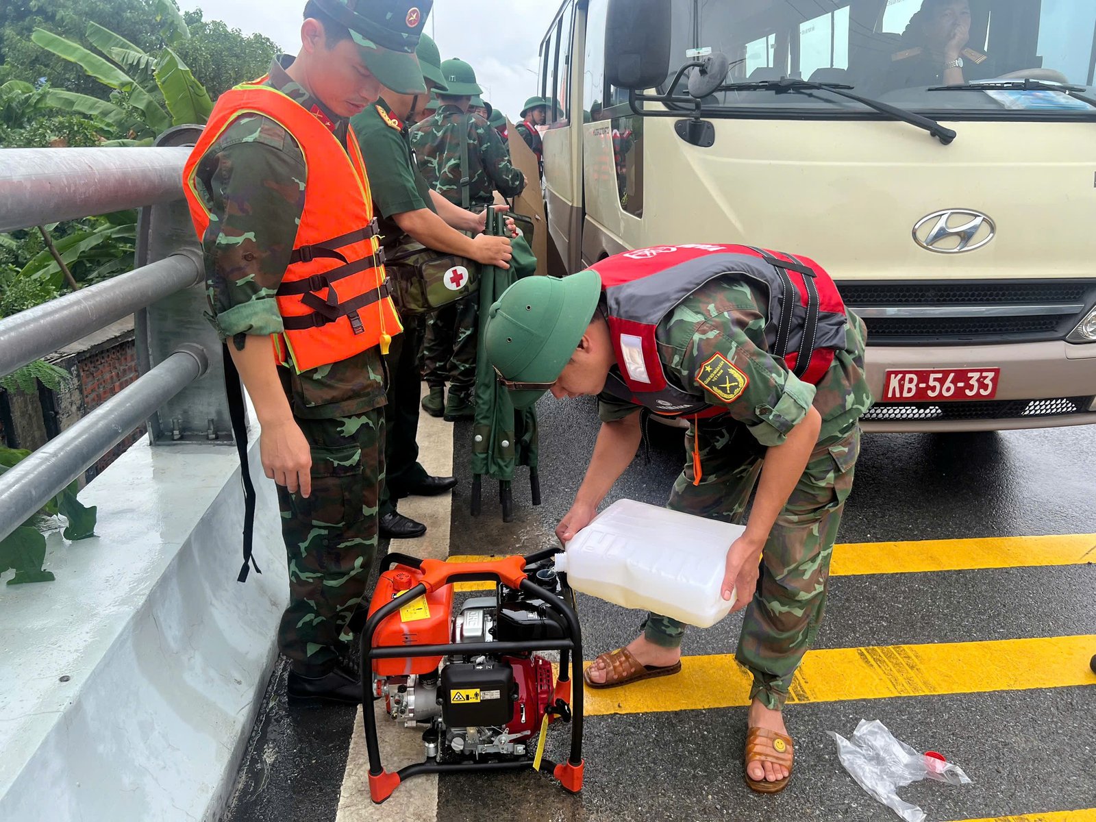 Hàng loạt sà lan mắc kẹt ở cầu Vĩnh Phú (Phú Thọ), tạm cấm phương tiện lưu thông - Ảnh 1.