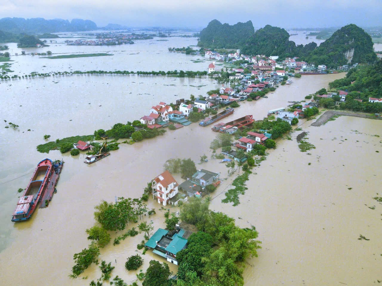 Ninh Bình: Cảnh báo sông Hoàng Long đạt đỉnh lũ trên mức báo động 3- Ảnh 1.