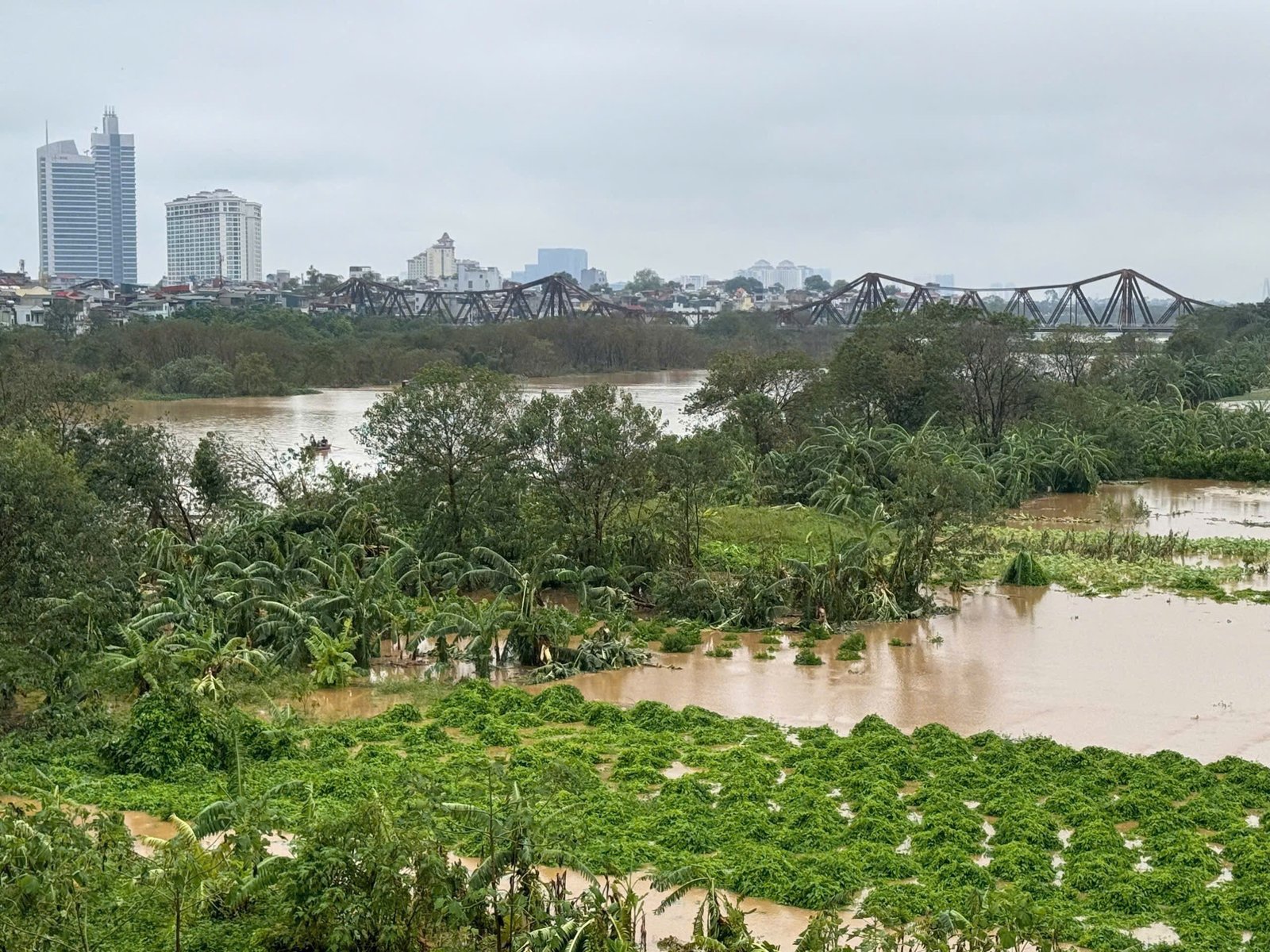 Nước sông Hồng dâng cao, dừng chạy tàu qua cầu Long Biên, cấm người ra bến Chương Dương Độ  - Ảnh 1.