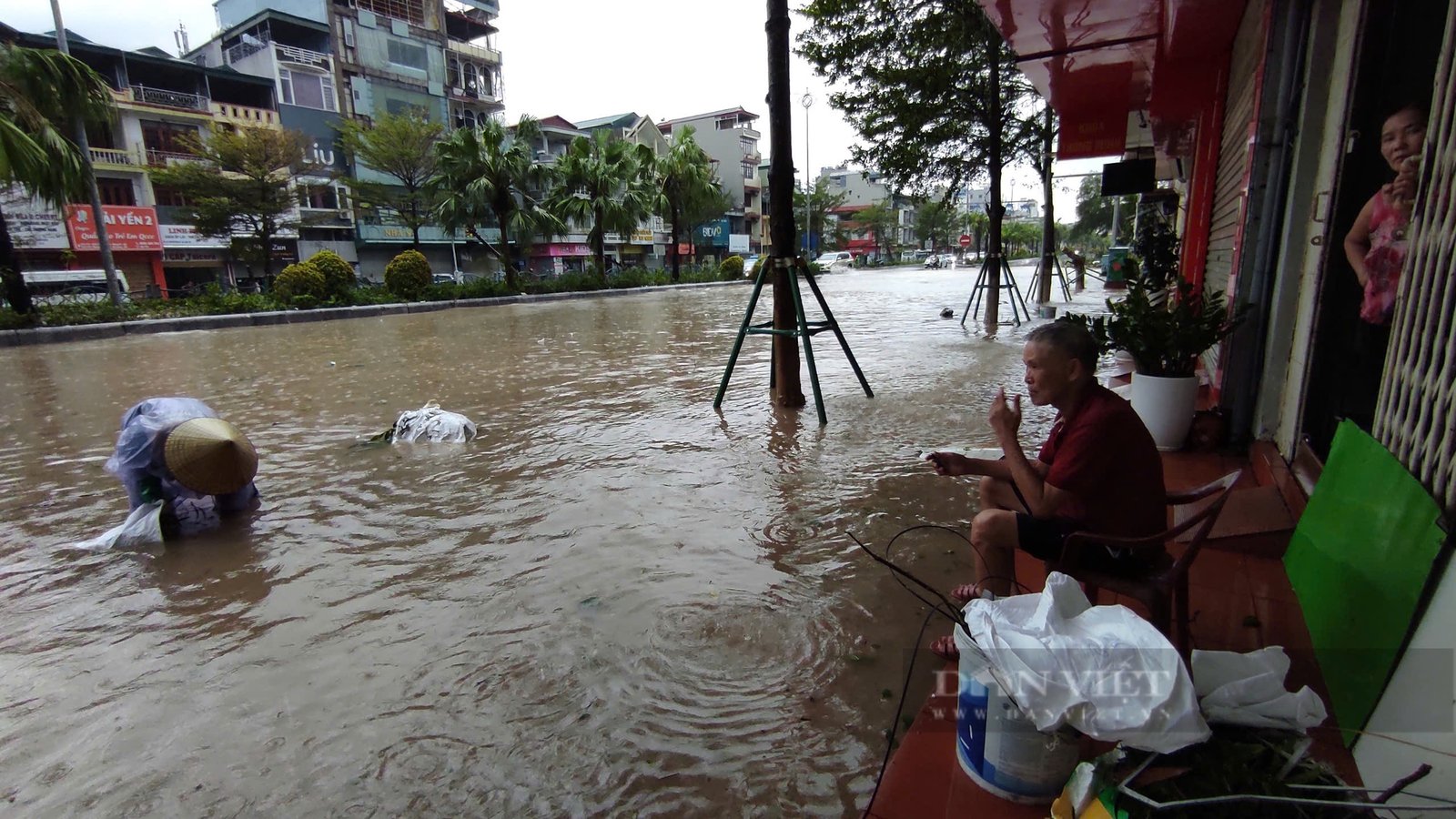 Quảng Ninh: Một cháu bé bị vùi lấp hơn 3 tiếng do sạt lở đất - Ảnh 2.