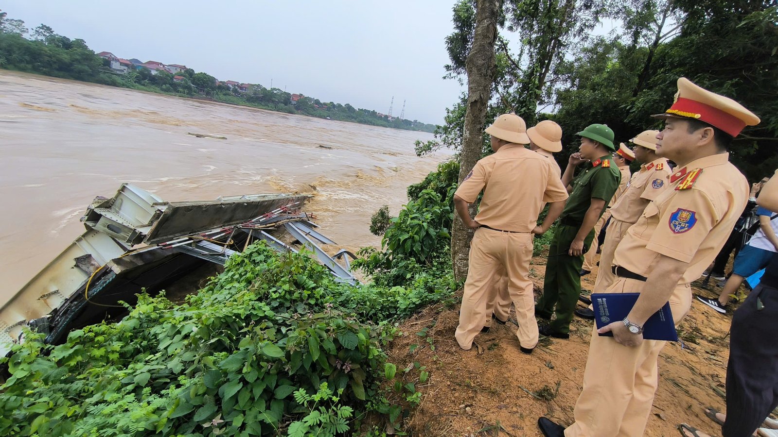 Trực tiếp: Sập cầu Phong Châu (Phú Thọ), báo cáo sơ bộ có 10 ô tô, 2 xe máy và 13 người bị cuốn trôi - Ảnh 1.