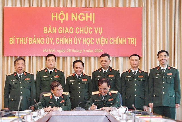 Trung tướng Trương Thiên Tô bàn giao chức vụ cho Thiếu tướng Nguyễn Bá Hùng - Ảnh 1.