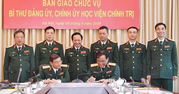 Trung tướng Trương Thiên Tô bàn giao chức vụ để nhận nhiệm vụ mới