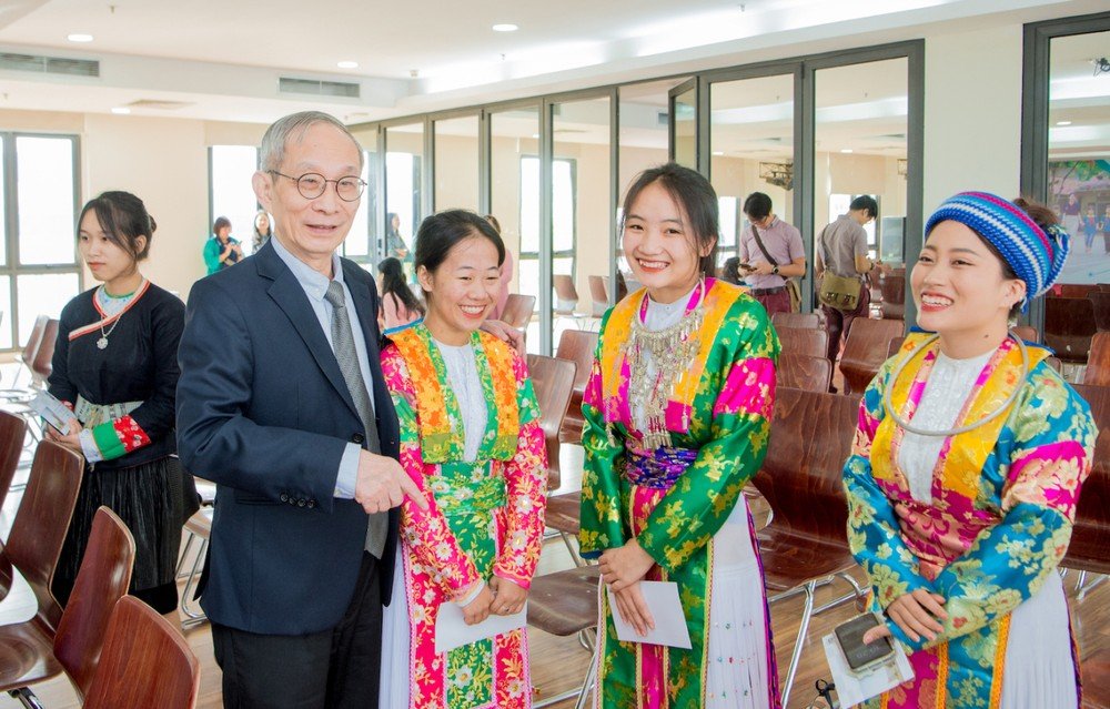 Thầy giáo nhận nuôi học sinh còn sống sót sau lũ quét: Sự nhân văn làm dịu nỗi đau Làng Nủ- Ảnh 9.